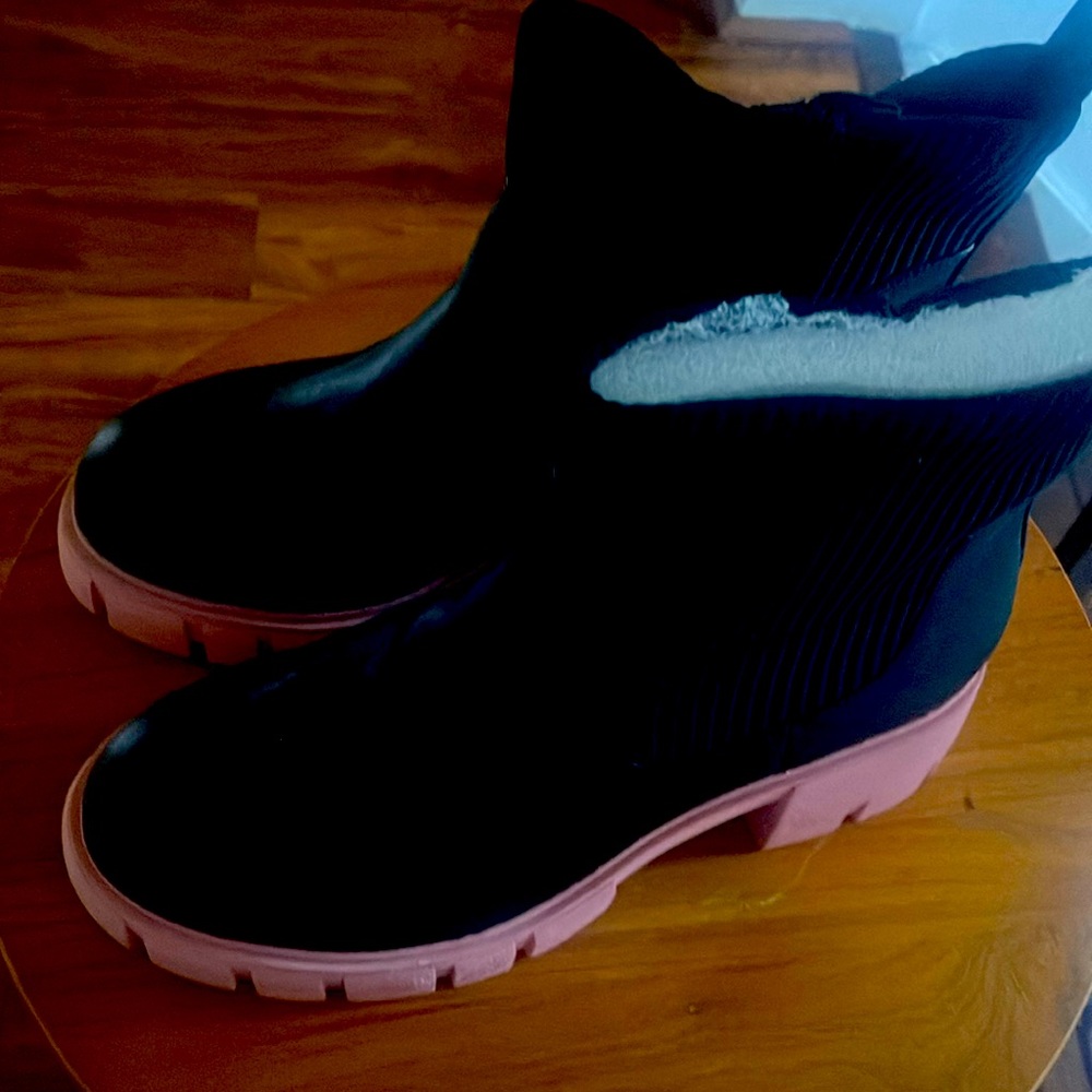 Blk and pink pu contrast sole rain bootie size 11.5